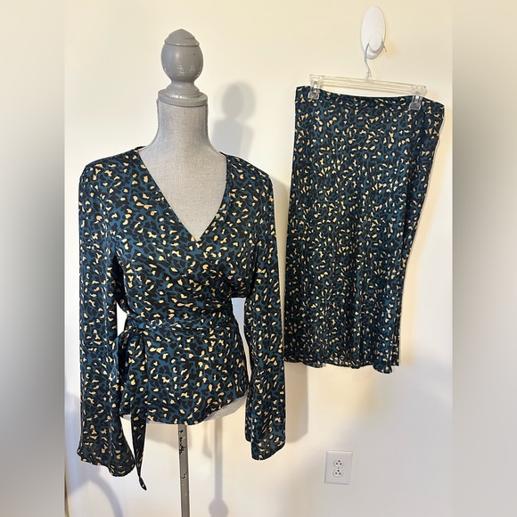 BCBG two piece shirt and skirt set size L/10 - Picture 2 of 9